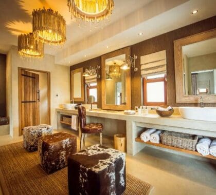 Los amplios cuartos de baño privados disponen de duchas al aire libre con impresionantes vistas de la selva circundante.