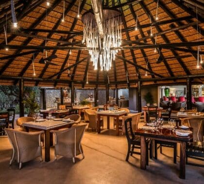 En el tranquilo comedor del lodge se sirven deliciosas comidas.