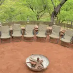Todas las noches podrá disfrutar de una relajada cena y bebidas alrededor del boma, un clásico de un auténtico safari en Botsuana.