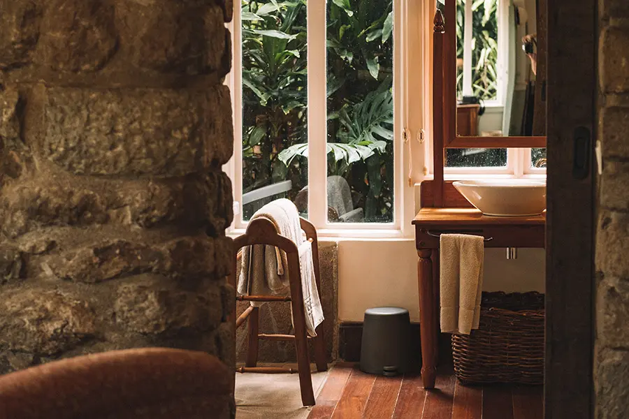 gibbs-farm-farm-cottages-looking-into-the-bathroom-natalie-roos