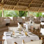 Saboree la cocina oriental y occidental y el marisco fresco del océano.