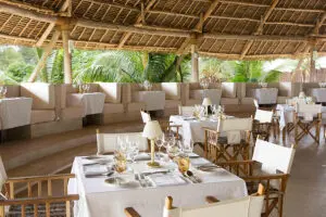 Saboree la cocina oriental y occidental y el marisco fresco del océano. 