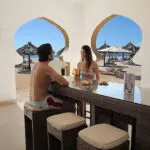 Disfrute de una bebida refrescante en el bar.