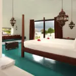 Una relajante paleta blanca y dorada con sutiles toques árabes.