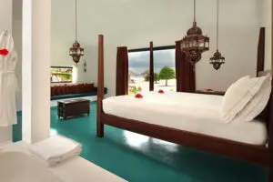 Una relajante paleta blanca y dorada con sutiles toques árabes.