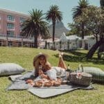Picnic gastronómico en el césped.