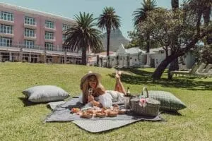 Picnic gastronómico en el césped.