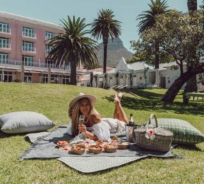 Picnic gastronómico en el césped.