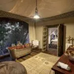 Lujoso cuarto de baño privado.