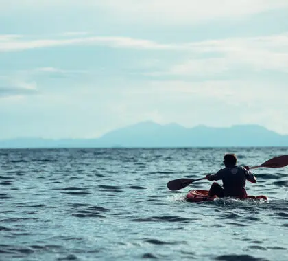 Explore en kayak la naturaleza deshabitada del lago Tanganica.