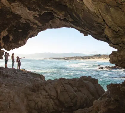 Explore antiguas cuevas costeras.