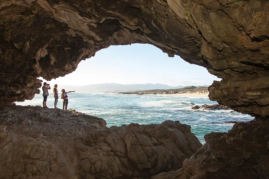 Explore antiguas cuevas costeras.