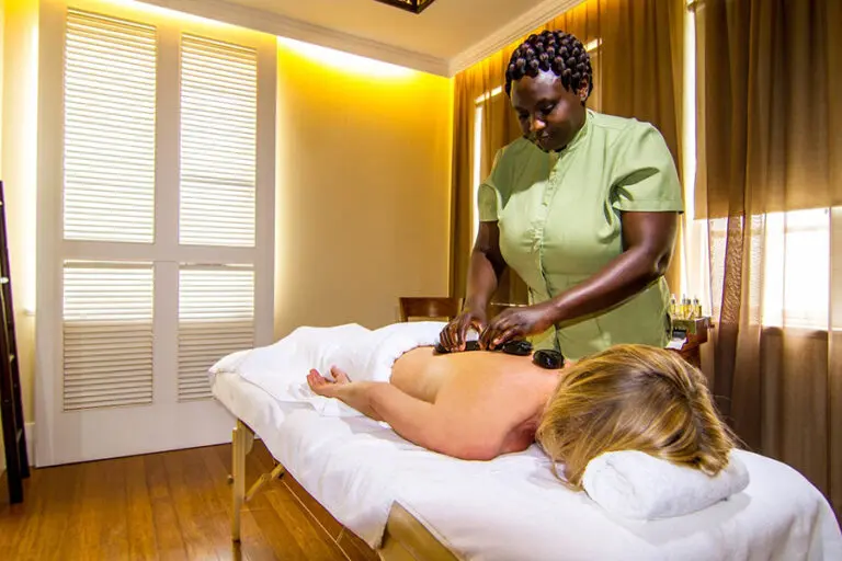 Deleite sus sentidos con los exóticos tratamientos del spa.