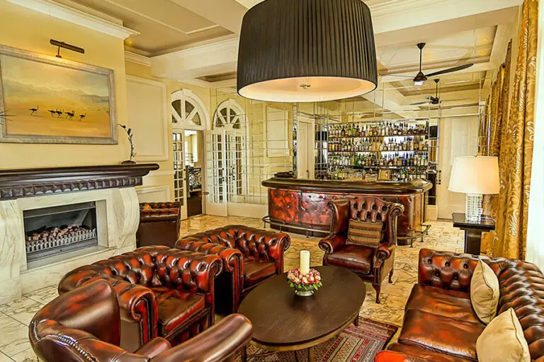 Un bar de lujo con asientos de cuero.