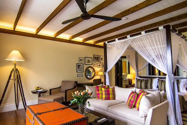 Camas tamaño King con sábanas de algodón egipcio.