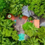 El lujoso Eforea Spa, rodeado de exuberantes palmeras y vegetación.