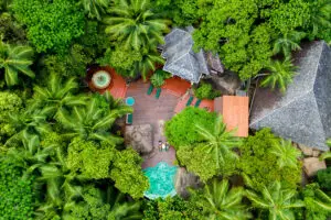 El lujoso Eforea Spa, rodeado de exuberantes palmeras y vegetación.