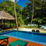 La cubierta de la piscina de una Villa Deluxe frente a la playa.
