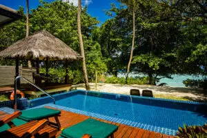 La cubierta de la piscina de una Villa Deluxe frente a la playa.