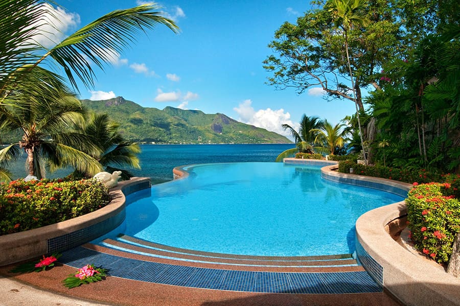 Disfrute de un refrescante baño en la resplandeciente piscina tropical, mientras disfruta de unas vistas espectaculares.