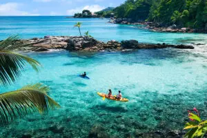 Practique snorkel, kayak o simplemente disfrute de la tranquilidad de sentarse a orillas del mar con las olas como banda sonora | Hilton Seychelles Northolme Resort 