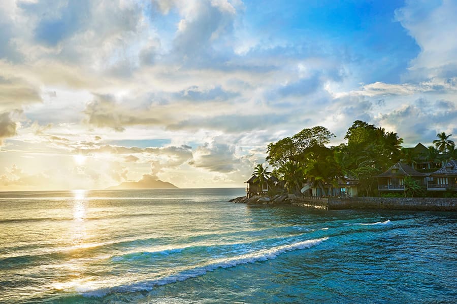 Este complejo isleño de lujo ofrece una experiencia verdaderamente exótica y tropical.
