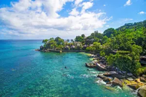 Aguas cristalinas perfectas para bucear y nadar.