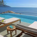 Las tumbonas con vistas al océano de las Oceanview Pool Villas.