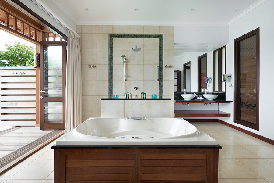 Hilton-Seychelles-Northolme-Resort---pool-villa-bathroom