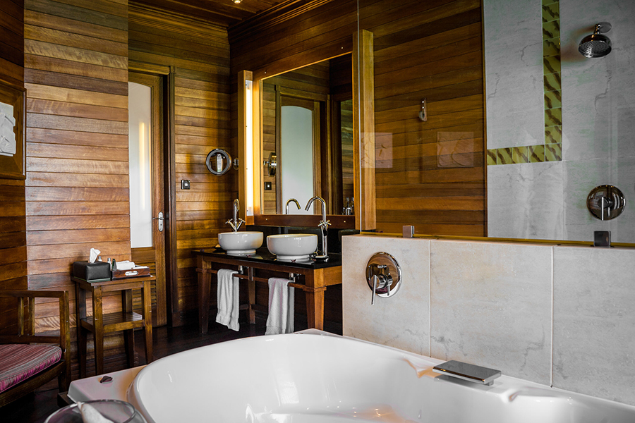 Hilton-Seychelles-Northolme-Resort---villa-bathroom