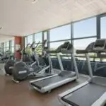 Estar de vacaciones no significa dejar de hacer ejercicio, en el gimnasio del hotel puedes mantenerte en forma