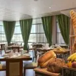 Disfrute de una deliciosa comida en el restaurante