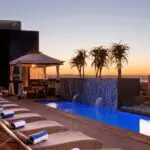 Desde la piscina de la azotea hay unas vistas impresionantes de la ciudad de Windhoek.