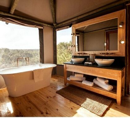 En suite bathrooms in the family suites are equipped with twin vanities, bathtub and a refreshing outdoor shower.
