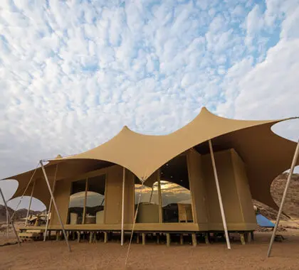 Las suites del campamento son una clase magistral de diseño innovador y atractivo artístico.