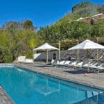 Relájese en la piscina con vistas a la garganta del río Matjes.