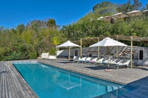 Relájese en la piscina con vistas a la garganta del río Matjes.