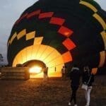 Se ofrece un paseo en globo aerostático.