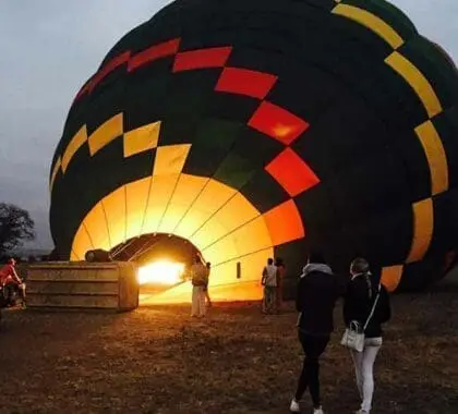 Se ofrece un paseo en globo aerostático.