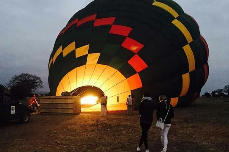 Se ofrece un paseo en globo aerostático.