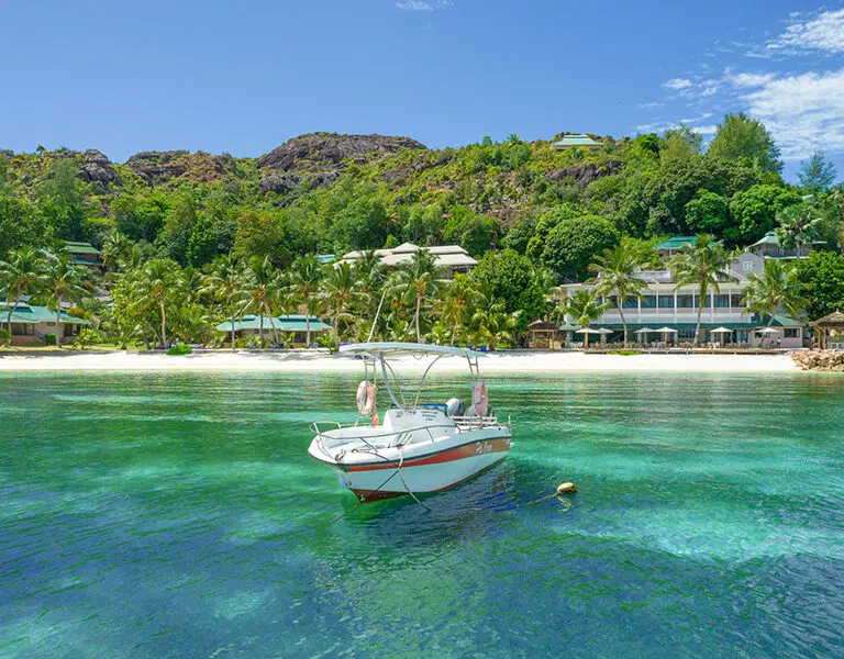 Explore la costa de la isla de Praslin en una excursión guiada en barco.