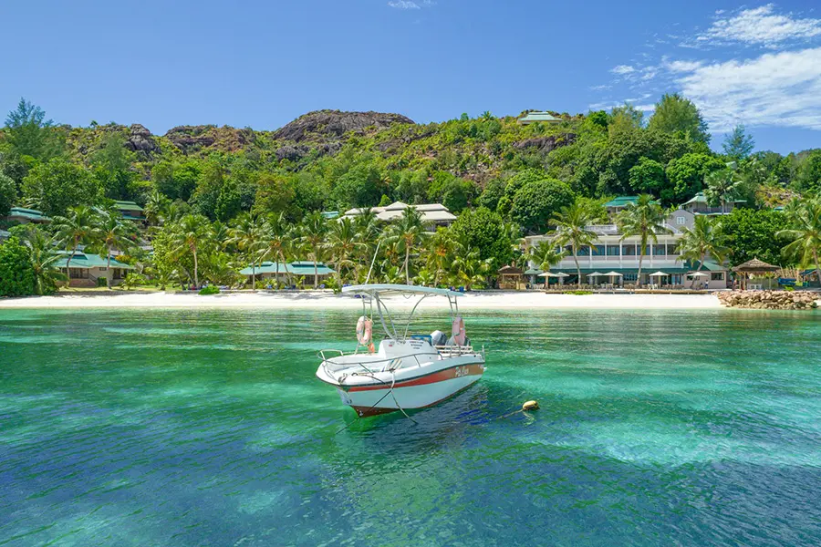 Explore la costa de la isla de Praslin en una excursión guiada en barco.