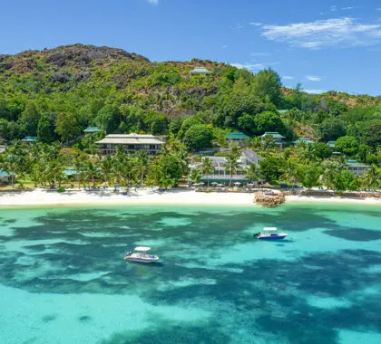 Vista del Hotel L'Archipel desde la playa.