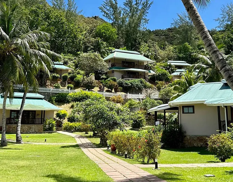Las habitaciones en medio de jardines tropicales. 