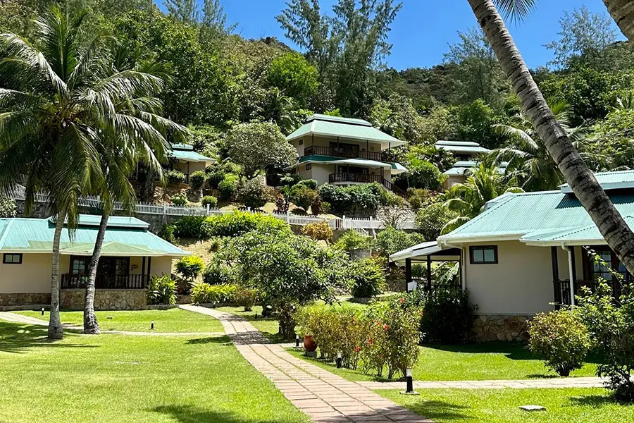 Las habitaciones en medio de jardines tropicales. 