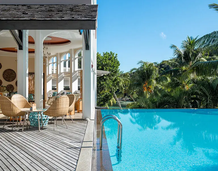 ¿Se cansó de la playa? Disfrute de un baño rejuvenecedor en la piscina del hotel antes de comer.