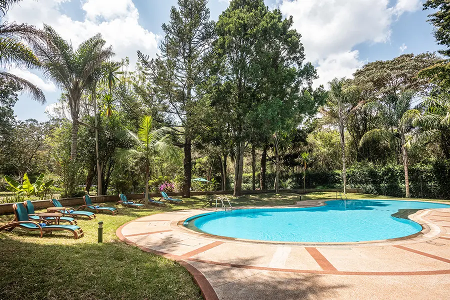 Una vez en Nairobi, instálese en su habitación del House of Waine y disfrute de un refrescante baño en la piscina.