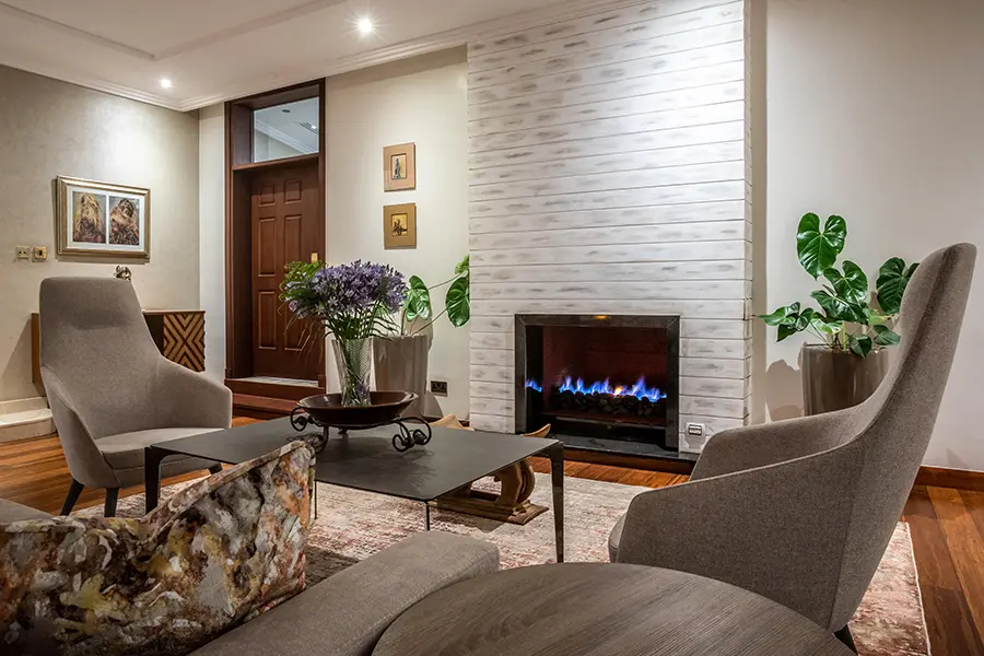 El acogedor salón principal es un lugar maravilloso para disfrutar de una copa de vino; ¿por qué no se acomoda junto al fuego para mantener una buena conversación?