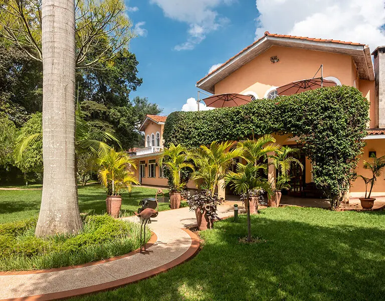 Meander through the lush gardens of the House of Waine estate.