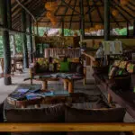 Relájese en el salón del albergue.